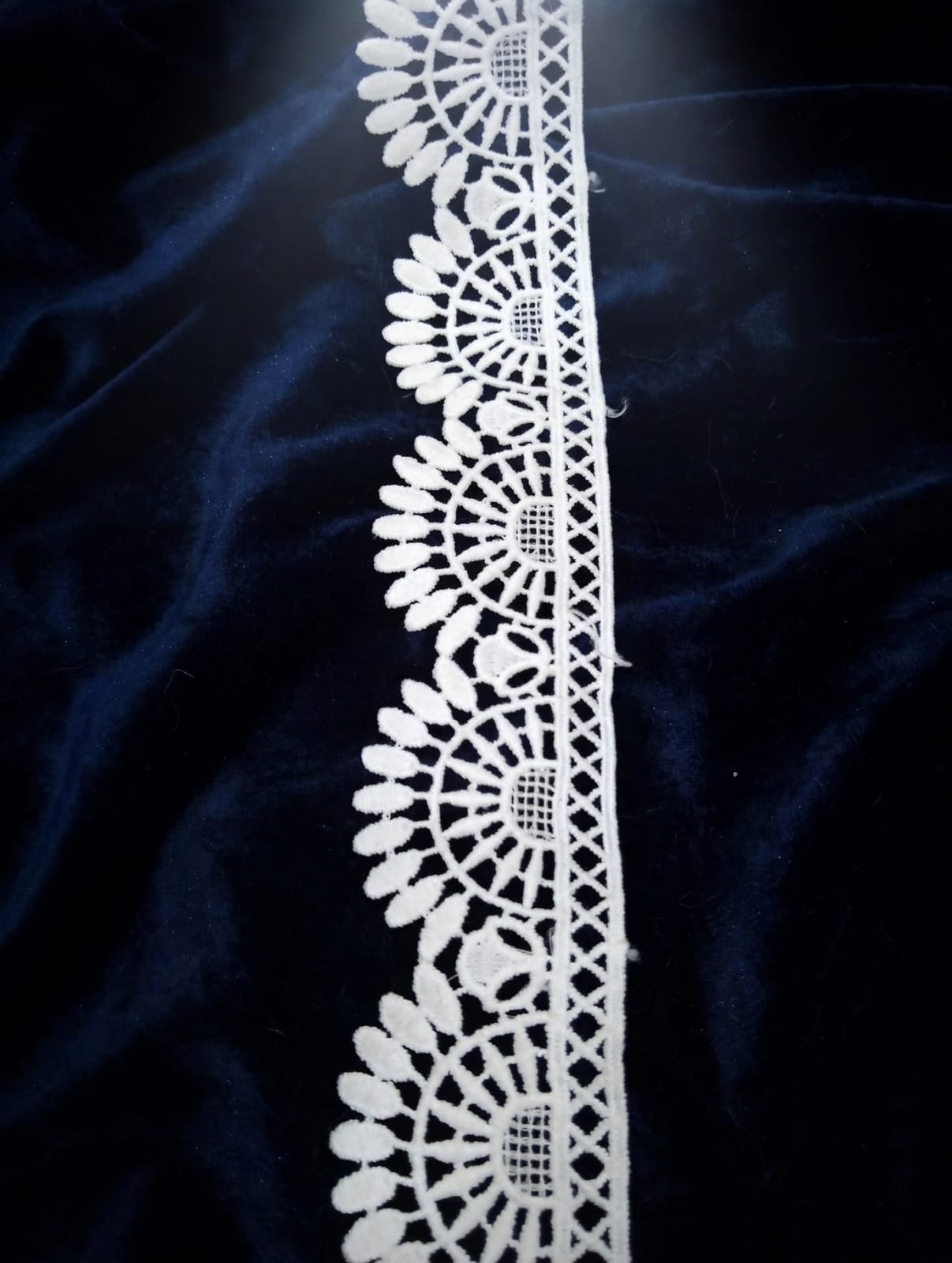 Milky White Sunburst Scallop Lace