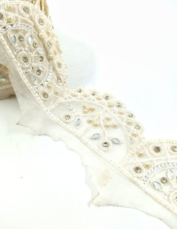Fancy white scalped cutwork scallop lace